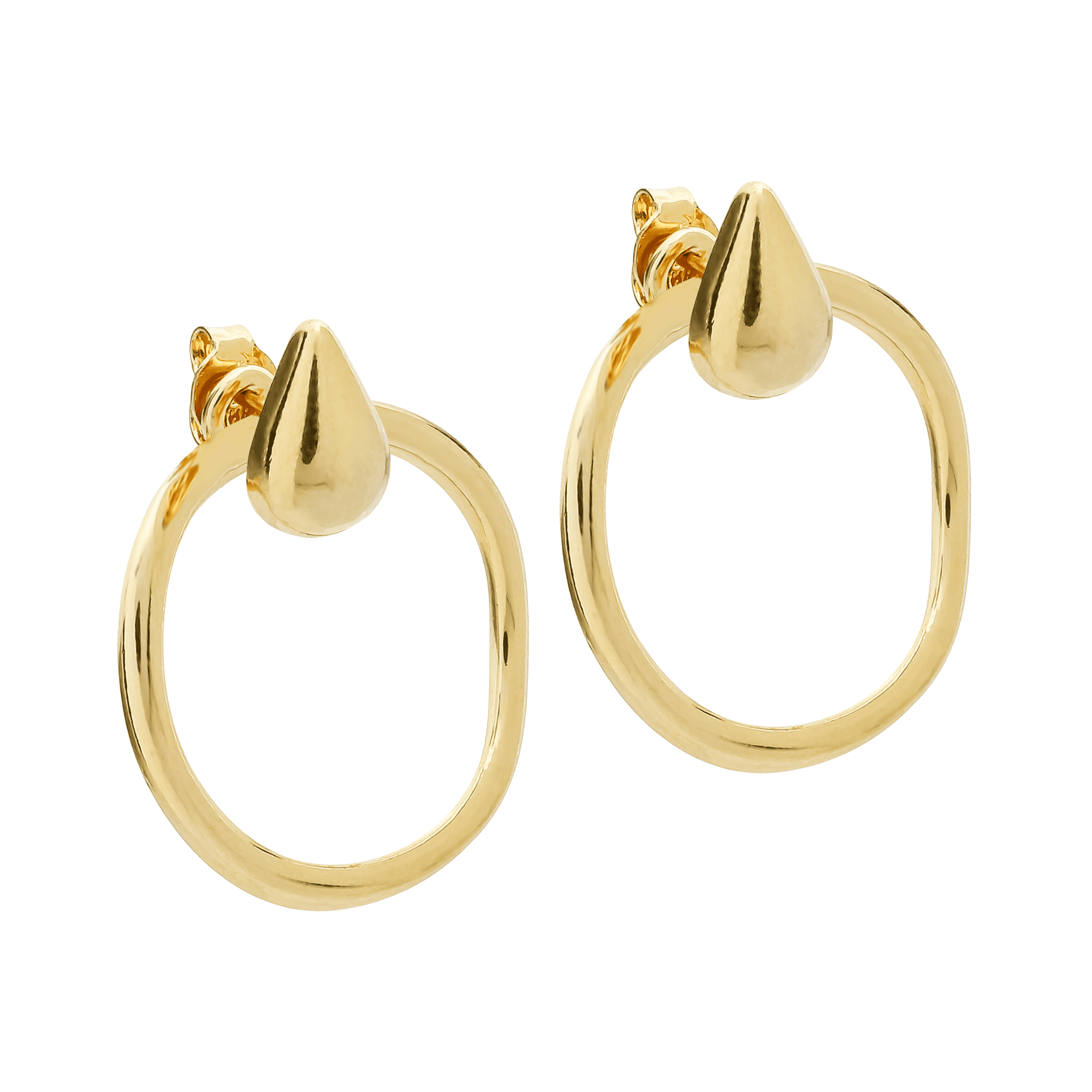 Brinco de argola com acabamento dourado aparente, fotografado sobre fundo claro