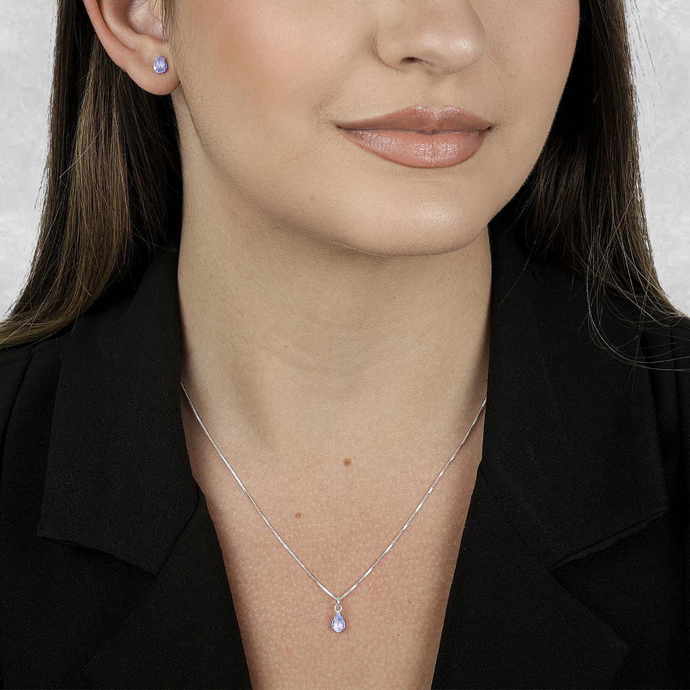 Conjunto gota roxa na modelo