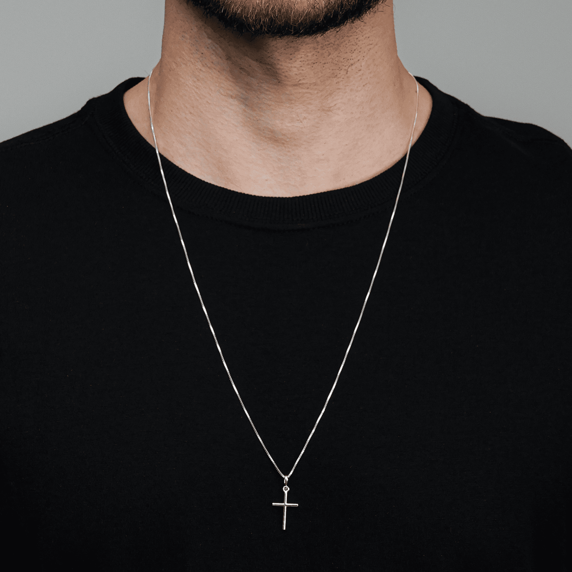 Colar masculino cruz lisa no modelo