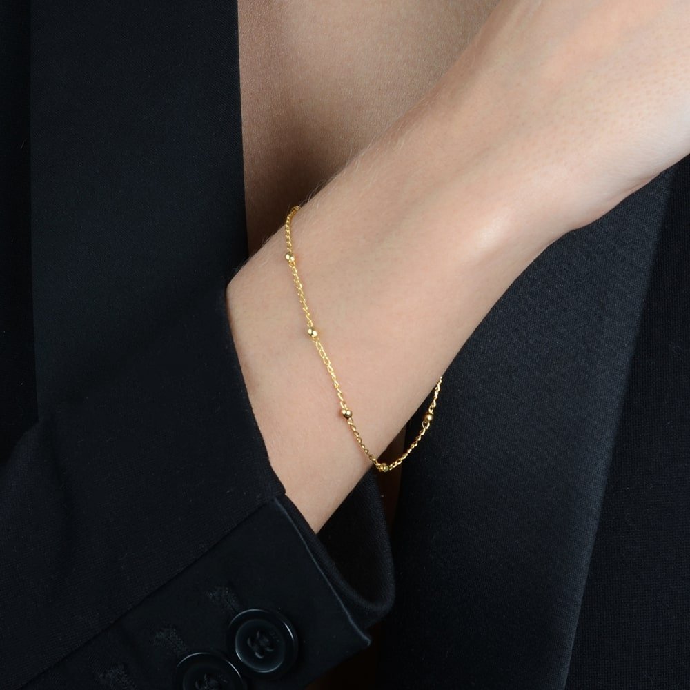 Pulseira de bolinhas delicada na modelo