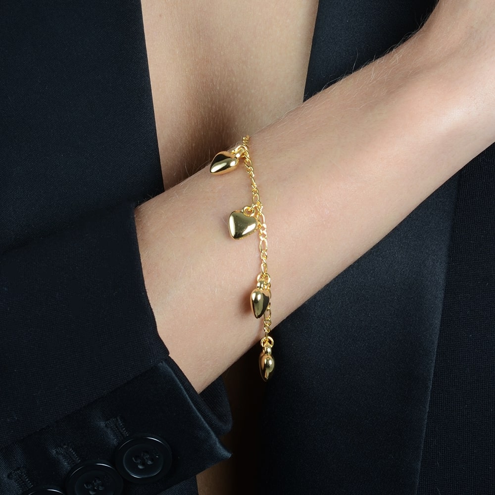 Pulseira com pingentes de coração na modelo