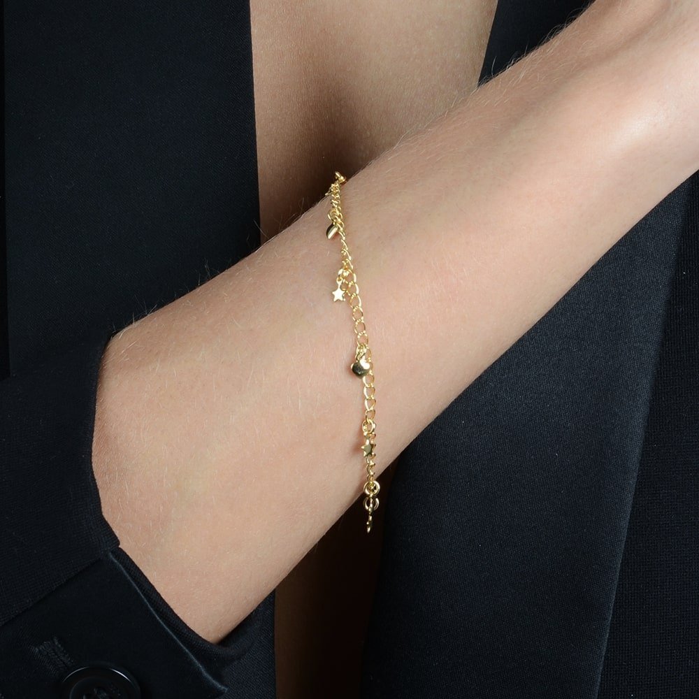 Pulseira coração e estrela na modelo