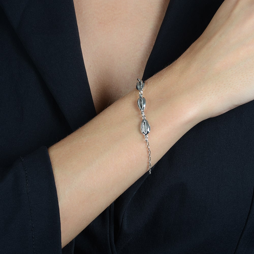 Pulseira de búzios na modelo